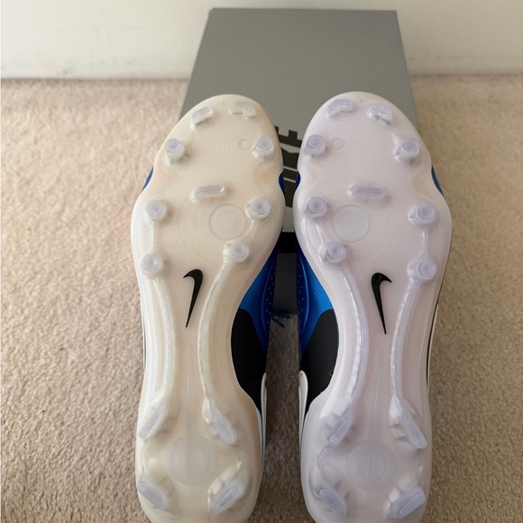 Athletic_Shoes